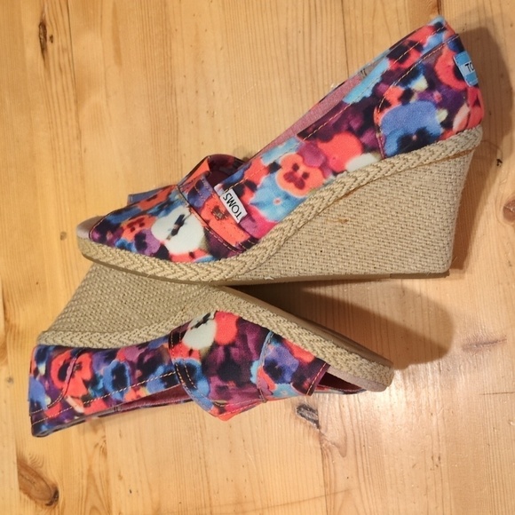 Step into Summer with Toms Oahu Espadrille: Perfect Blend of Style and Comfort - Picture 9 of 15